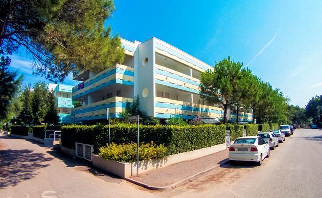 Halley Belmare Apartments Bibione Bagian luar foto